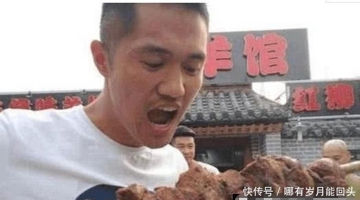  羊肉串|小伙吃羊肉串，不听老板劝告，烤好以后，“后悔”也来不及了