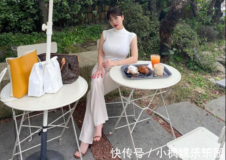 抽绳|辣妈穿抽绳款式连衣裙,身材太好凹凸有致,美貌不输少女