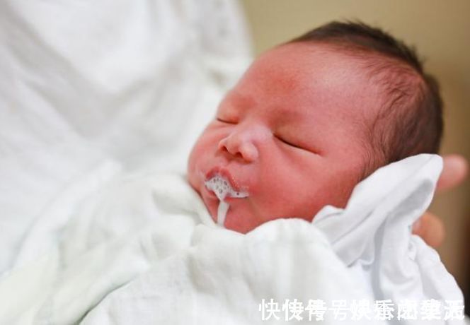 哺乳|母乳妈妈“躺喂”成常态,小婴儿深受其苦,怎样喂宝宝更合适?