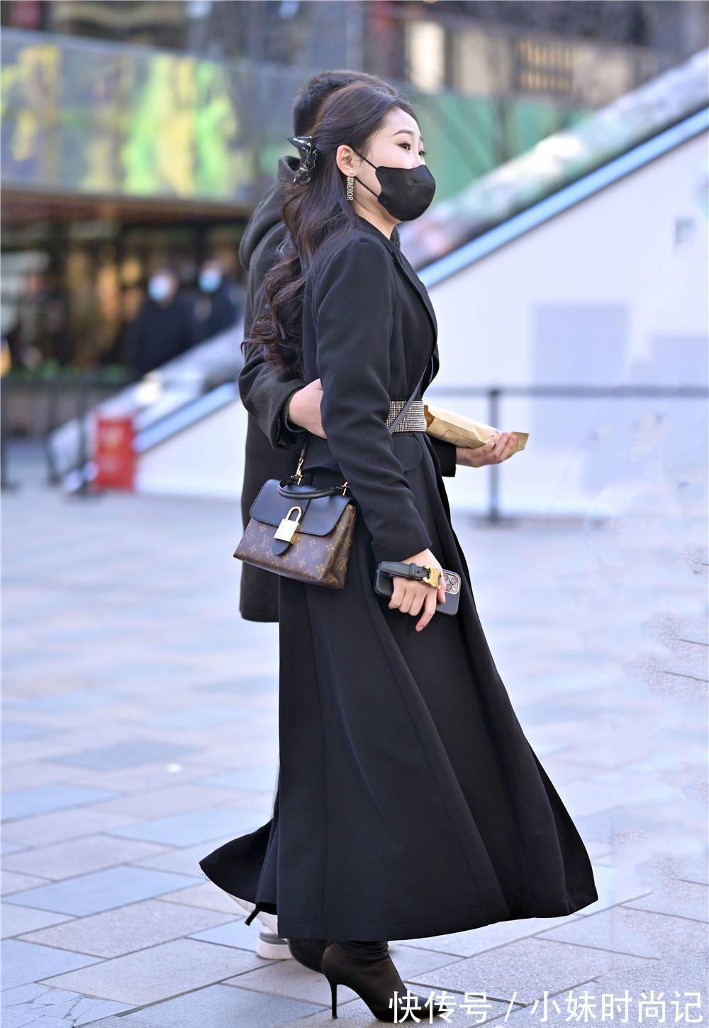 高跟 冬季适合搭配靴子,长靴短靴都可以,高跟款式更好一些