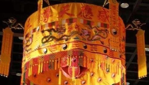  游客|杭州博物馆中有把万民伞，游客们看到上面的墨痕，竟都会心地笑了