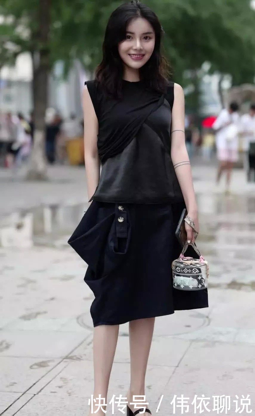 女朋友|出门就拍照,这样的女朋友你放心她出门吗?