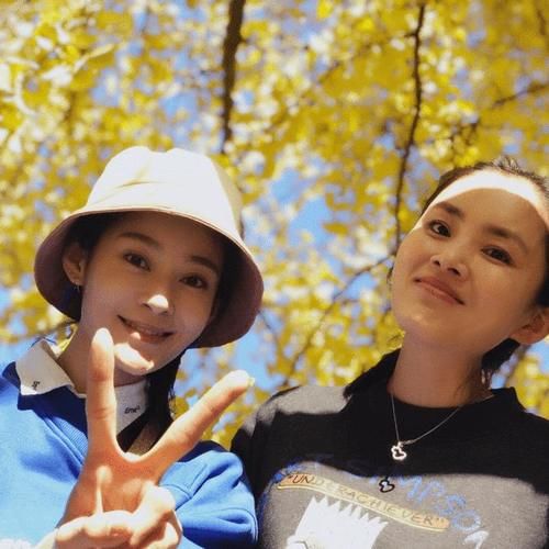 少女感|小姐姐太有少女感!宝蓝色卫衣配白衬衫清新减龄,俏皮可爱