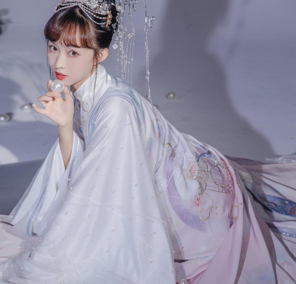 月宫|被这款“月宫仙子”汉服美到了,仙气又梦幻,可惜穿上身很廉价