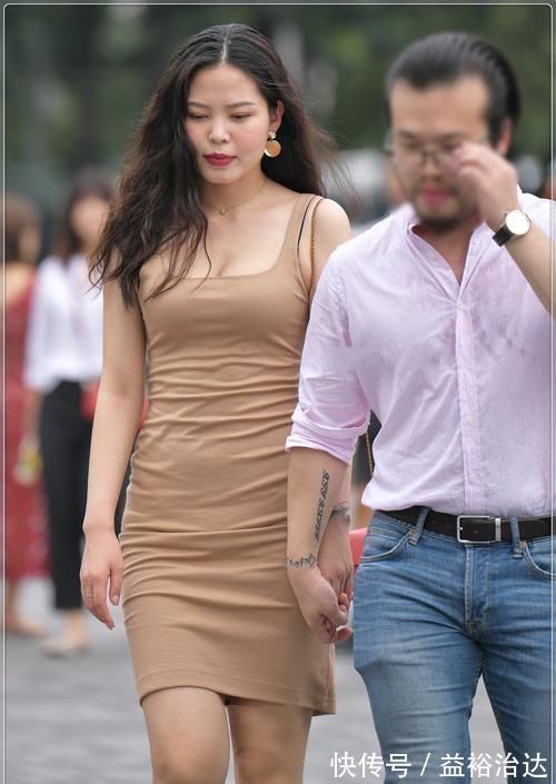 连衣裙 肉色修身连衣裙搭配红色浅口鞋,经典百搭,尽显优雅大气