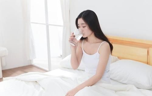 稳定|高血脂的人,在这3个时间段喝水,能稳定血脂水平,是哪3个?