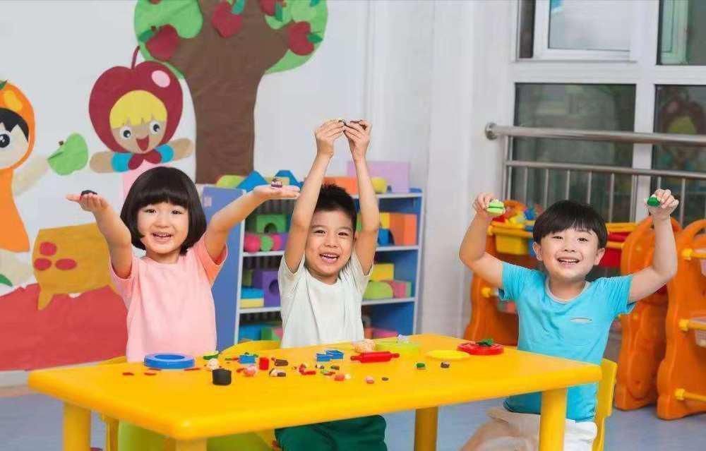 喂养|幼儿园老师晒孩子“吃午饭”,细心家长察觉不对劲,怒斥:过分