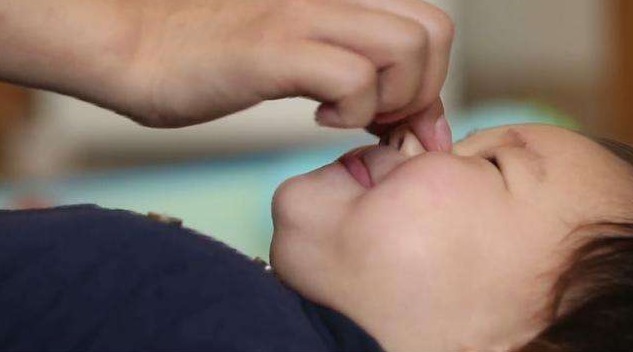 高鼻梁|2岁儿子乖巧吃饭，“地中海”发型太吸睛，网友：上辈子是个阿哥