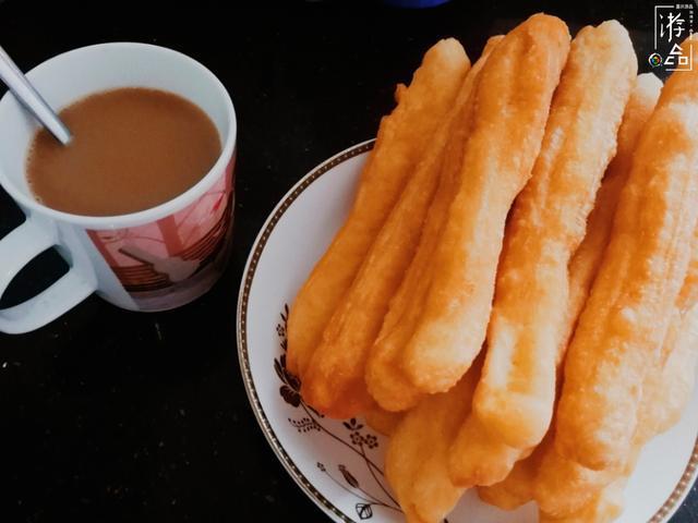 在家炸油条详细解析提前一天用温牛奶和面,下锅前必须使劲拉扯