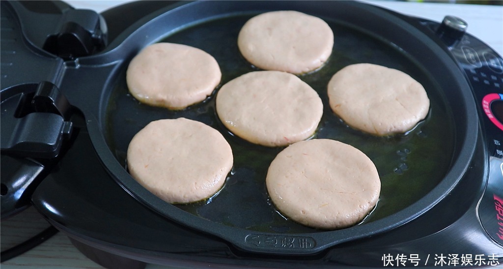 小饼|3个西红柿加1碗芝麻,教你简单又好吃的做法,出锅老公连吃5个