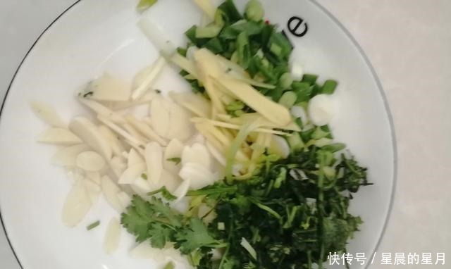 在家|宫保鸡丁怎么做高级大厨教你在家轻松制作这道中外名菜