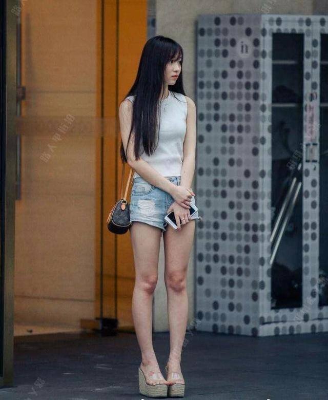 街拍匀称优美的短裙美女，整体清爽干净！