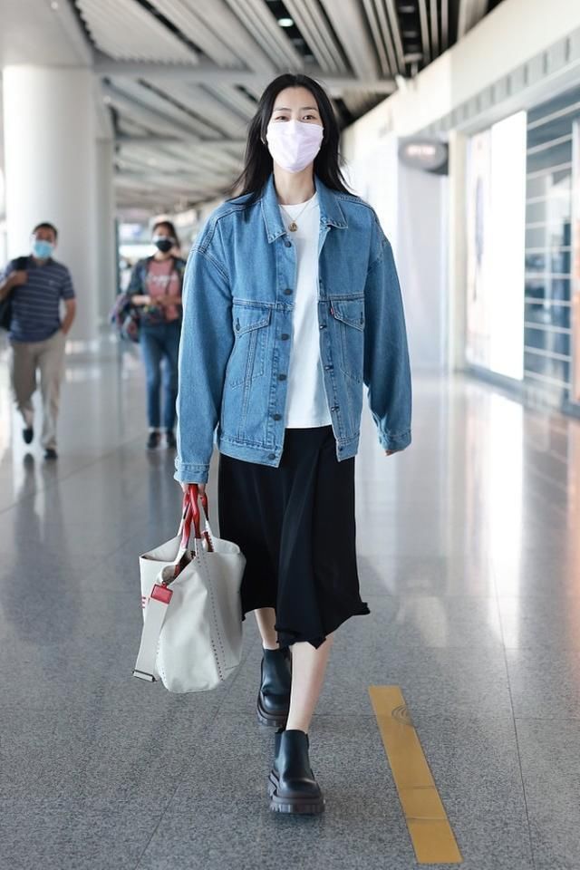 刘雯的178身高真不白给,标准九头身帅气有型,头上的小红花亮了