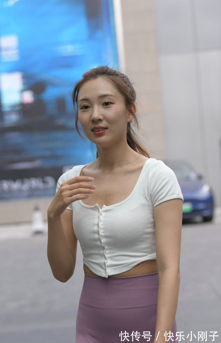 女性 白色的雪纺连衣裙，显然更修身一些，满满散发出温婉迷人女性的时尚