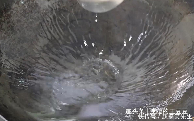 零食|剩米饭做的小零食,香酥锅巴,金黄酥脆,咬一口嘎嘣脆,越嚼越香