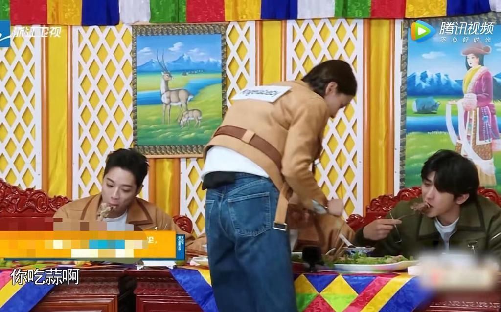 b太熟络?蔡徐坤两次吐槽baby,傲娇拒绝baby的吃蒜邀请