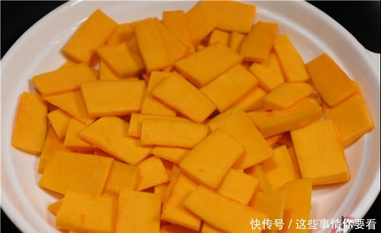 南瓜别做南瓜饼了，教你一种新吃法，比大鱼大肉香，比汤圆还解馋