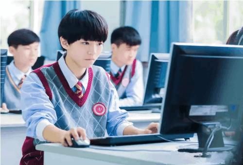 明白|“普通学校”和“贵族学校”的差别在哪？从校服上就能看明白