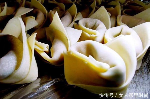搞定娃儿,一张馄饨皮就够了,鲜甜又多汁,这锅够暖心