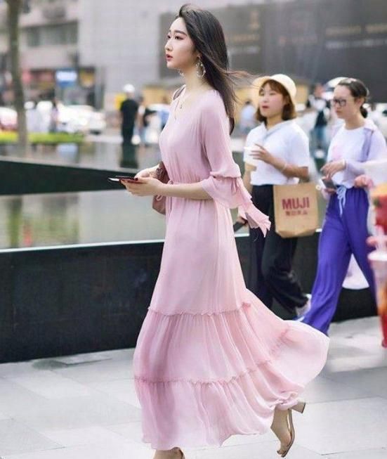 穿搭|街拍身材高挑的美女，潮流时尚的穿搭，笑容甜美可爱