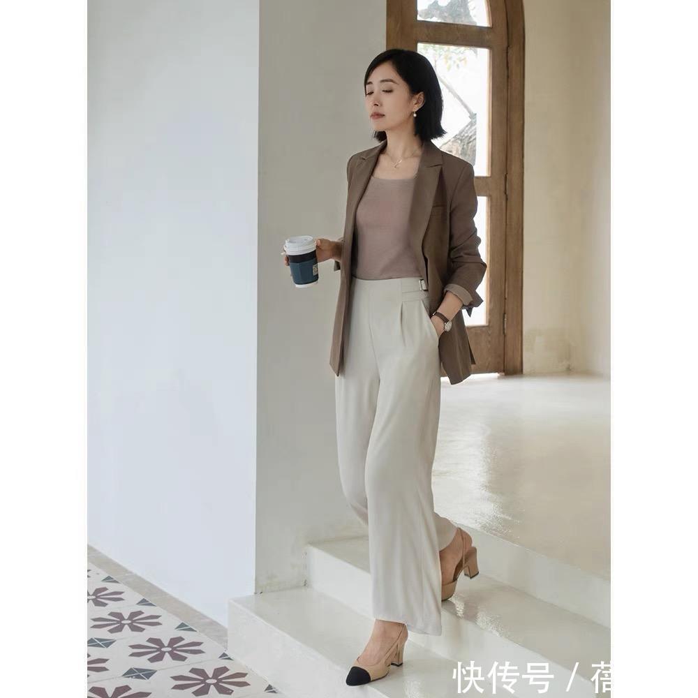 西装|奔三奔四的女人,秋天多穿西装外套,搭配连衣裙、半身裙都很高级