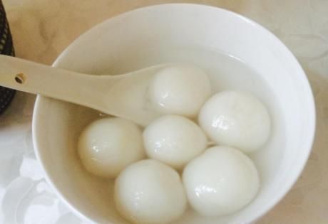 煮汤圆时,开水下锅还是冷水下锅?这样煮,汤圆不粘锅不露馅