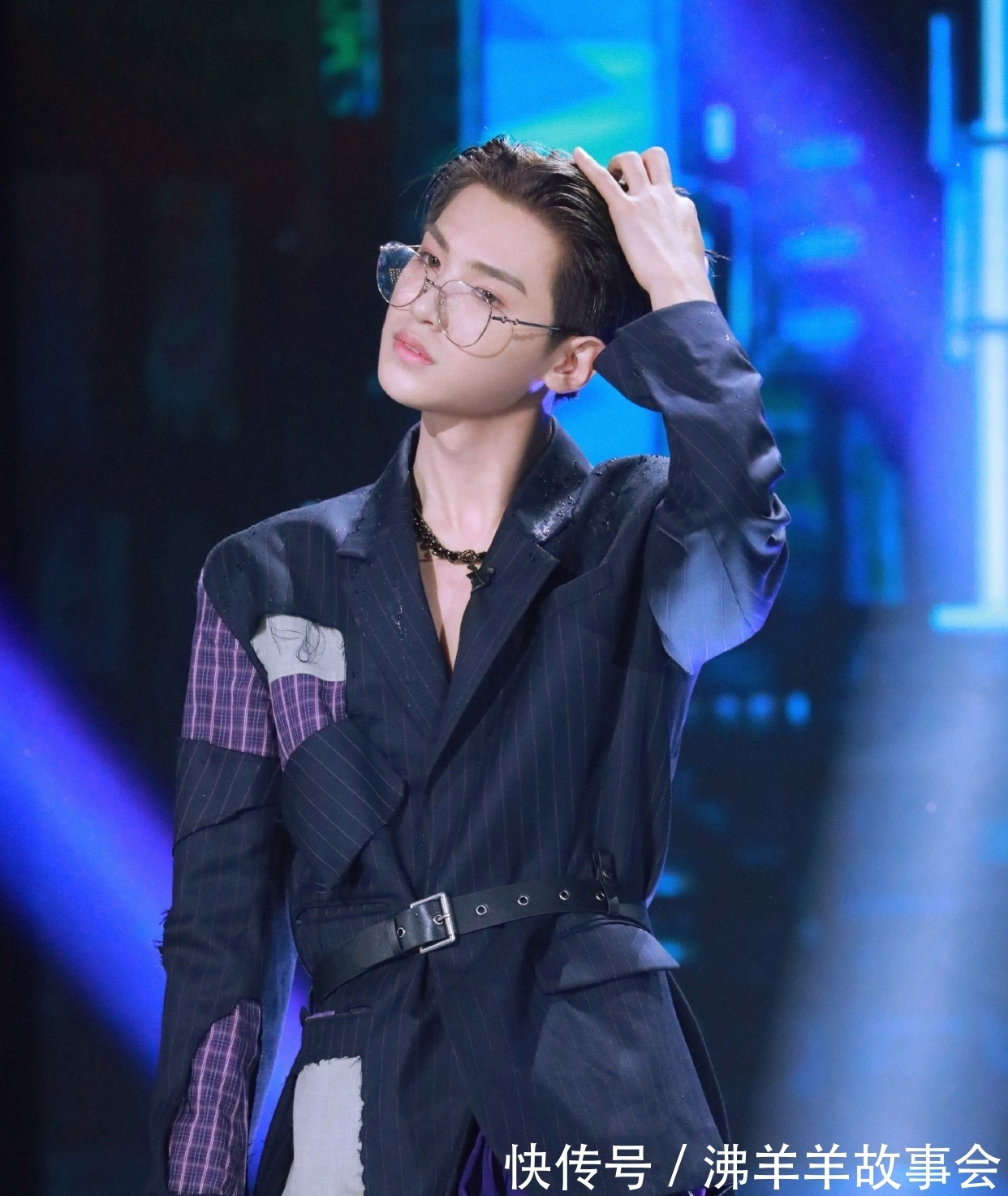 乐华七子|黄明昊湿发变装太酷，想为乐华挖人组男团，网友：NEXT合体了吗？