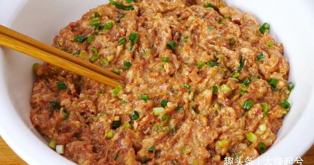 肉馅里还只加葱姜汁,试试多加一种食材,肉馅鲜嫩多汁,一点不柴