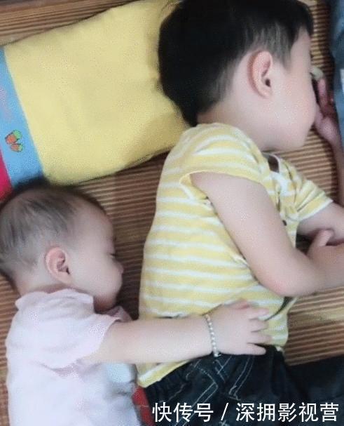 妹妹|妈妈把宝宝身上被子拿开，二宝抱着哥哥的动作，网友：场面好感人