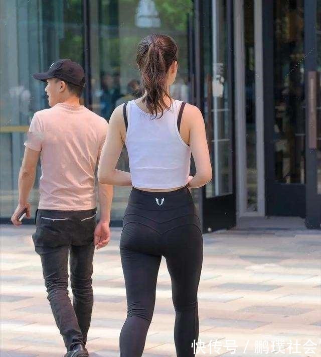 长裤 黑色打底裤搭配时尚白色上衣,简单好上手,有一种酷帅的感觉!