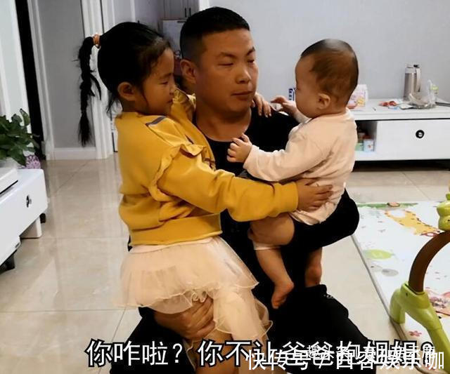 父母|见爸爸抱弟弟玩,女儿小声问:能抱抱我吗?之后画面二胎妈妈泪目