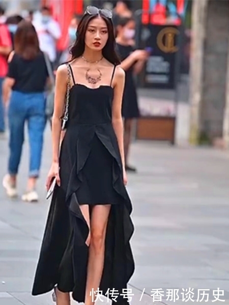 吊带裙对美女的身材要求很高，这份迷人的气质，增添时尚的妩媚感