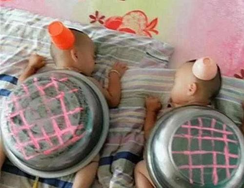 母亲|父亲在家独自带双胞胎儿子,母亲不放心,父亲发来一张照片她笑喷