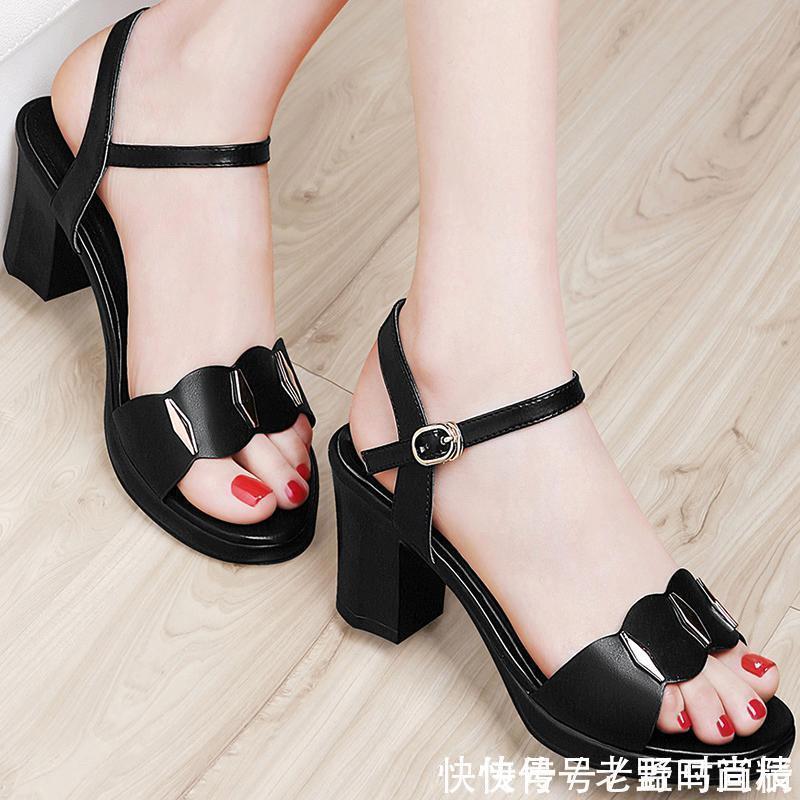 厚重的凉鞋太丑了!大方简约一字扣凉鞋,甜美减龄又柔情小女人味
