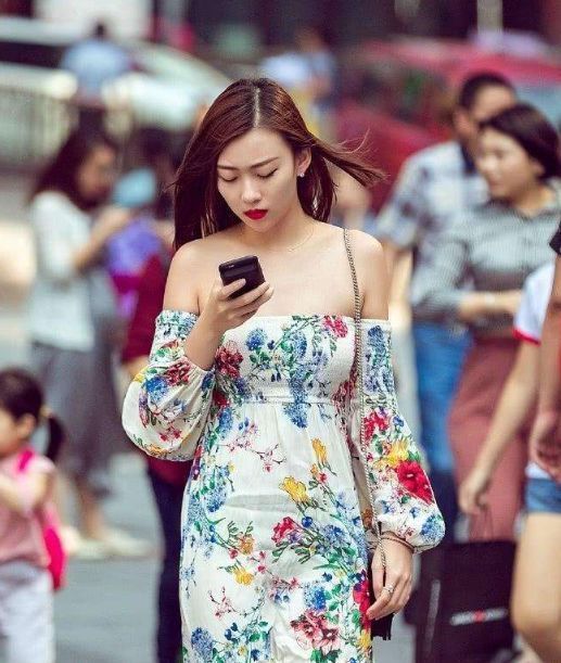 搭配|街拍: 气质美女的搭配亮点十足, 大长腿的优势羡慕不来