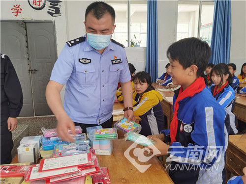 师生们|云南腾冲边检站民警与驻地小学共庆“六一”儿童节