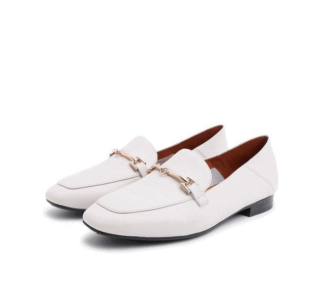 女生们 开春别穿小白鞋了,今年英伦风乐福鞋更受宠,复古减龄很时髦!