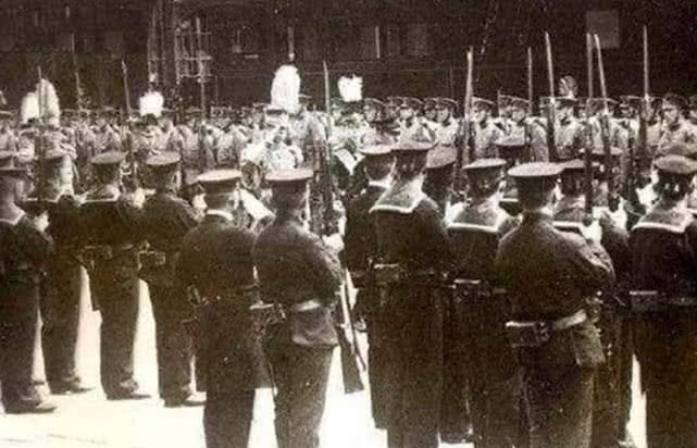 重拍|永远无法“重拍”的瞬间，检阅日军的溥仪，遛狗的皇后，牵手游沙漠的宋美龄