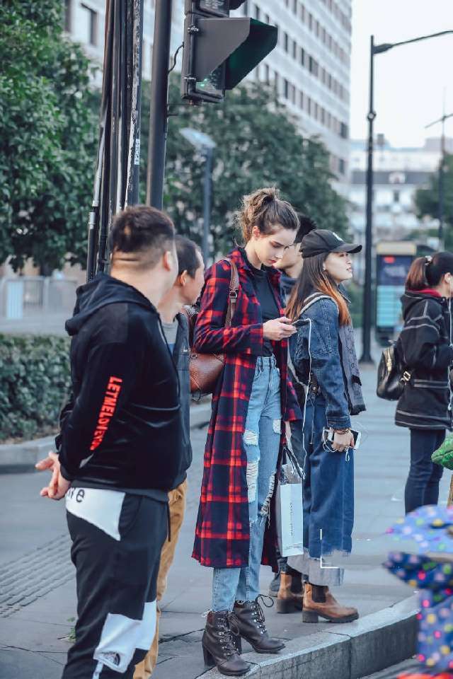 街拍:高腰牛仔裤+短靴,一双无敌大长腿在此为你展现