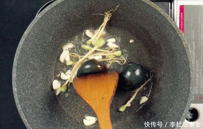 香菜的这样吃太美味,搭配豆腐和皮蛋一起煮,鲜香又营养,真解馋