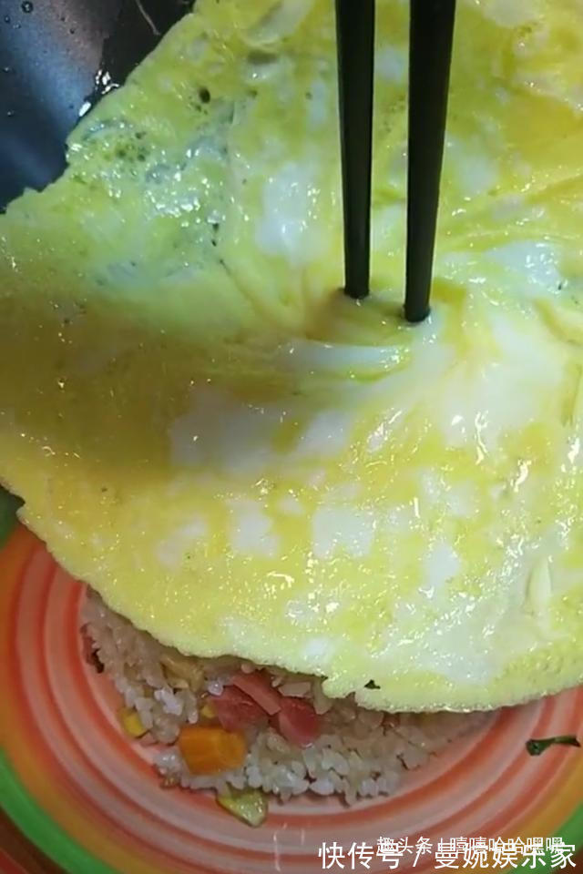 造型|造型可爱，蛋皮金黄，吃到嘴里一瞬间，让人流连忘返，美味蛋包饭