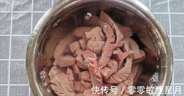 芹菜|处理好的猪腰花,加点芹菜一起炒,又香又入味,一点不膻气!