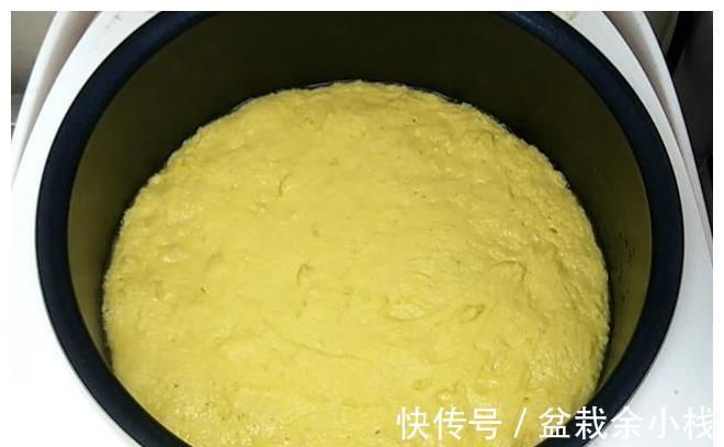 干面粉|玉米面别再蒸窝头了，教你做成玉米发糕，又香又好吃
