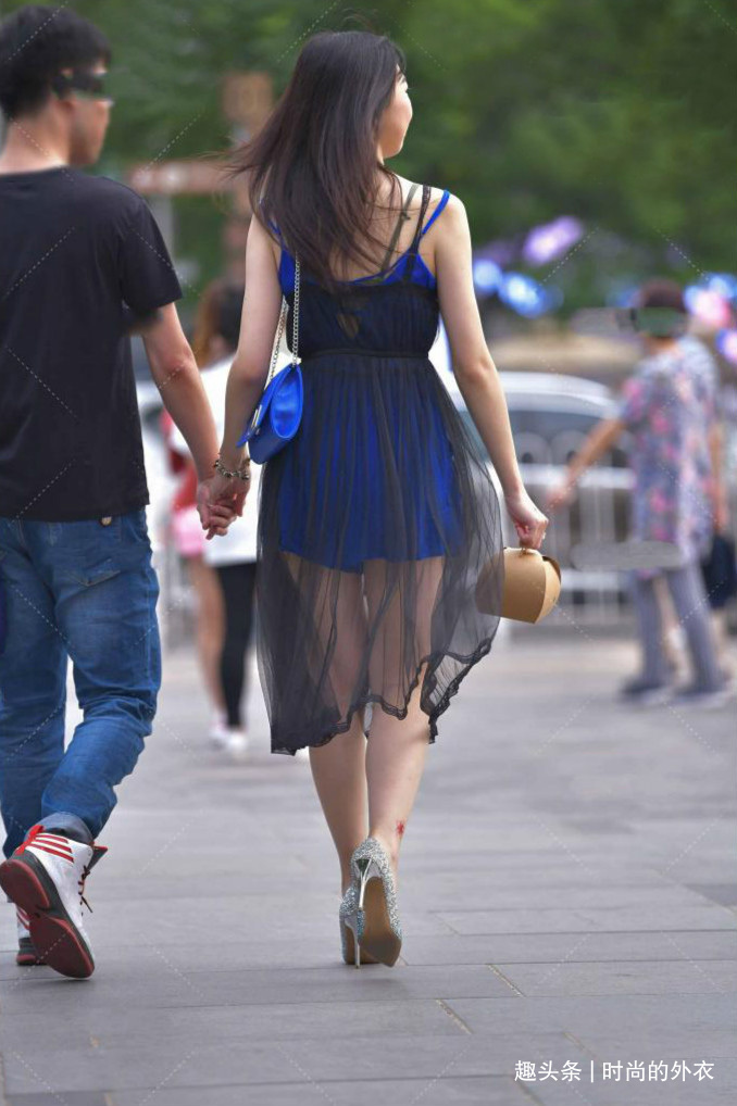 时尚女生真会穿,连衣短裤外搭黑色纱裙,轻盈舒适又雅致