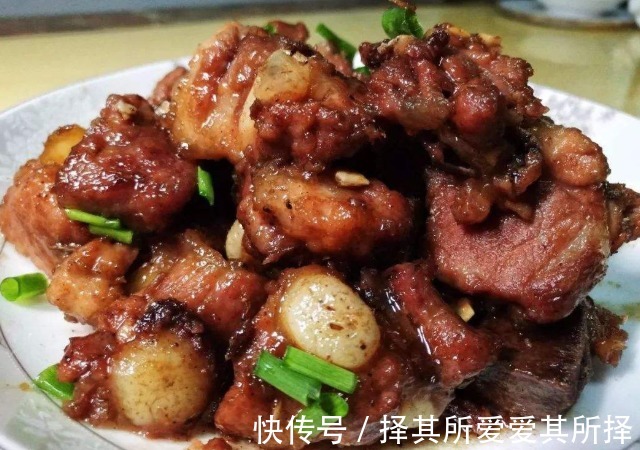 排骨焯水时,水必须用对,不然排骨又柴又腥,浪费钱还影响心情