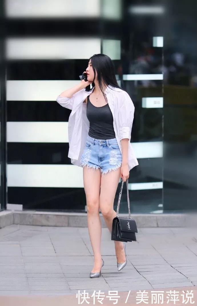 美女街拍高跟鞋搭配短裤，让女生轻松拥有大长腿