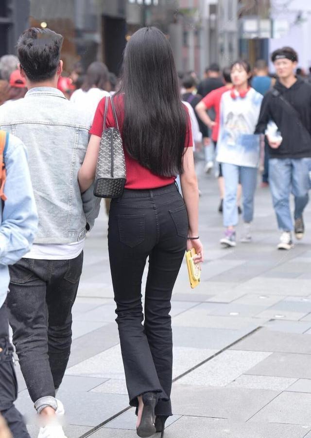 打底裤 沉寂多年的“小黑裤”,气质减龄又个性,让中年女士爱不释手!