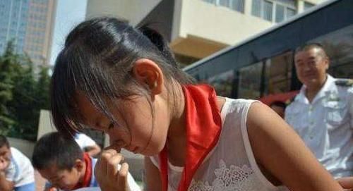 宝妈|3岁男孩摔倒流鼻血,宝妈错误的处理后,医生也“无力回天”