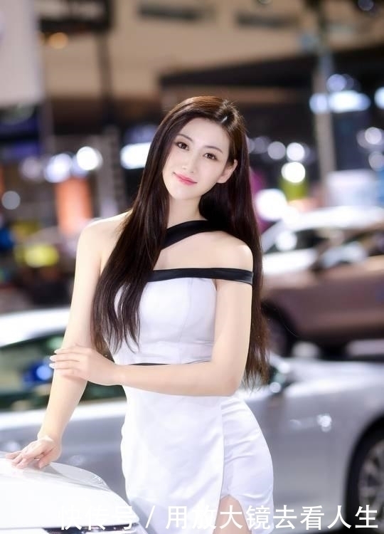 搭配|交接系带连衣裙搭配高跟鞋,光鲜亮丽,女人味十足