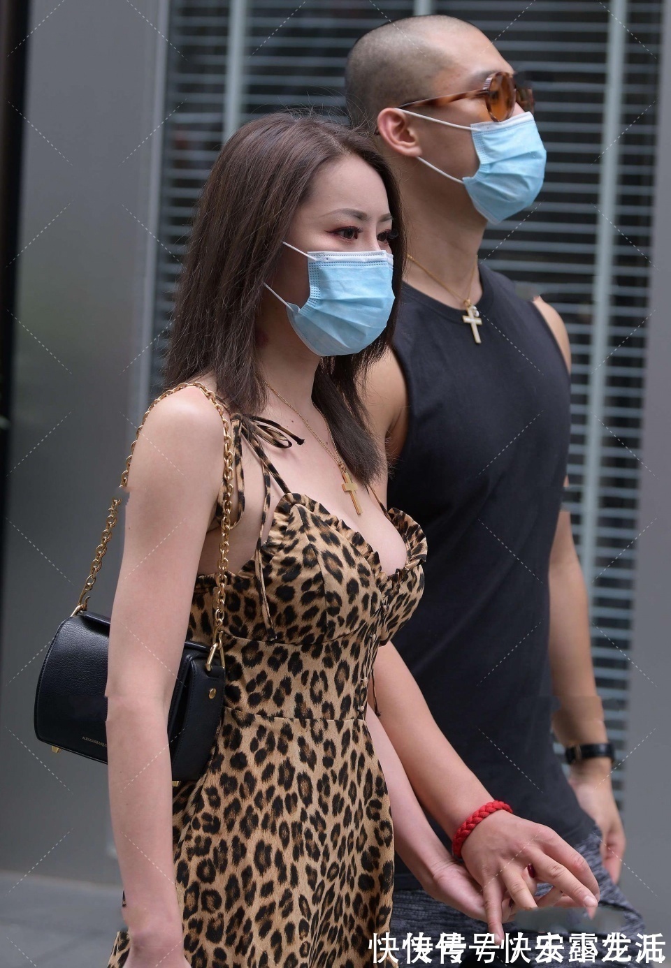 连衣裙|一个非常自信的美女,独自一人走在大街上,散发着独特的味道